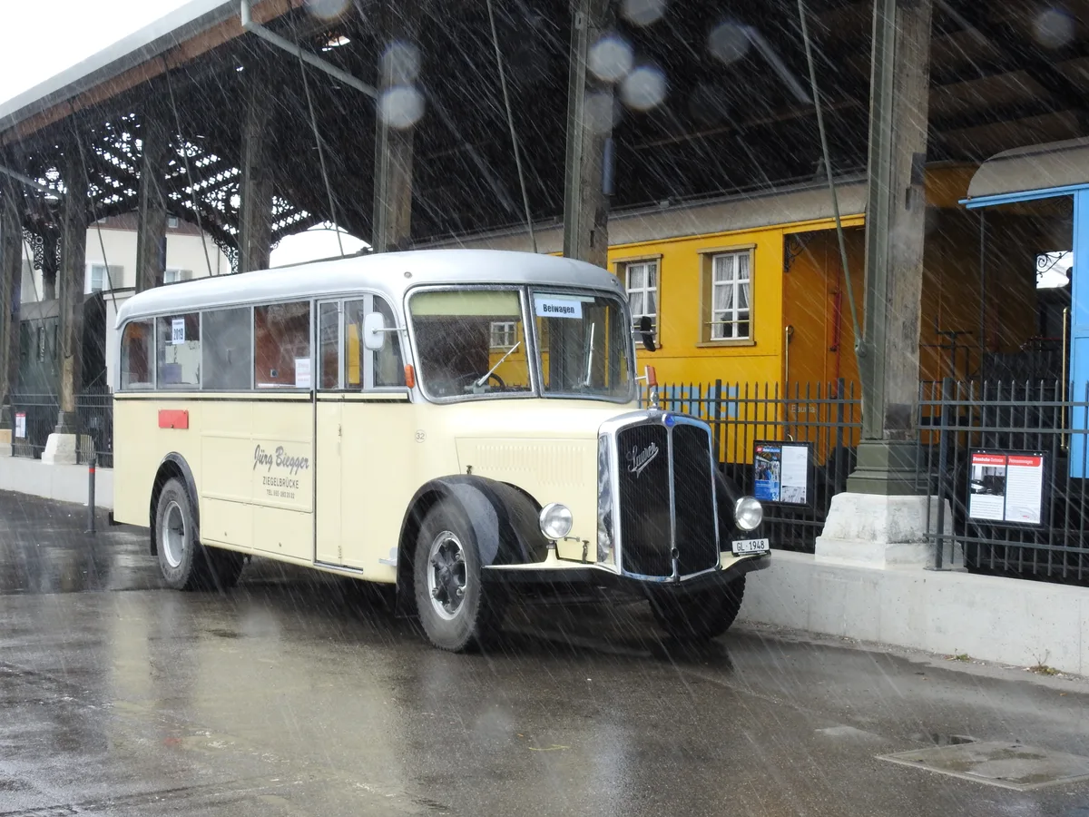 Ein historischer Oldtimerbus steht am Bahnhof Bauma.